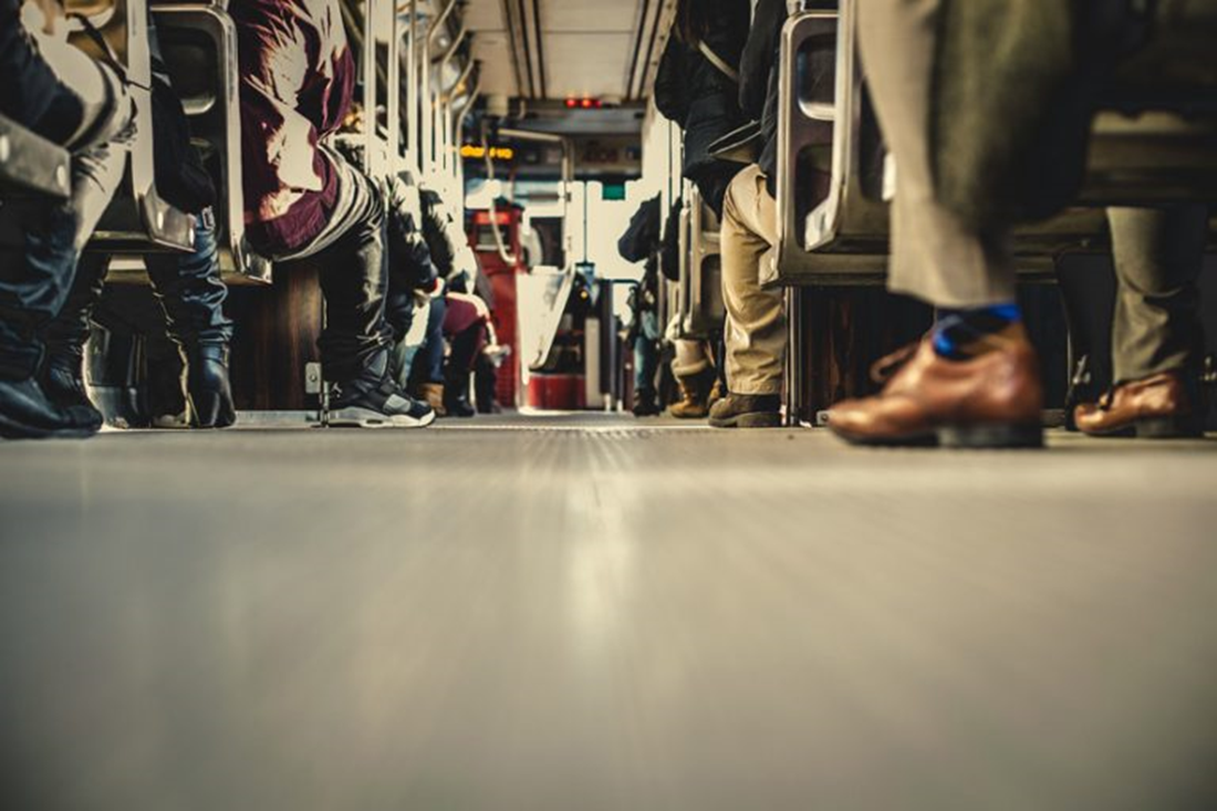 Pieds de gens dans le train