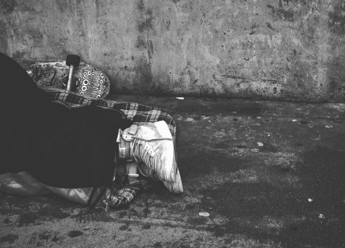 Homme dormant dans la rue