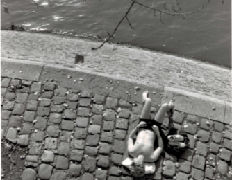 Paris Les bords de Seine homme qui bronze