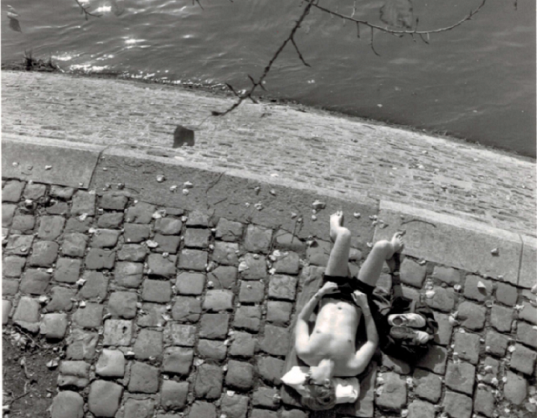 Paris Les bords de Seine homme qui bronze