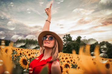 Femme dans un champ de tournesols