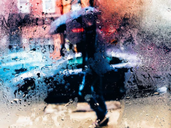 Homme sous la pluie