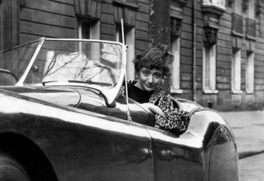 Françoise Sagan dans sa voiture de sport