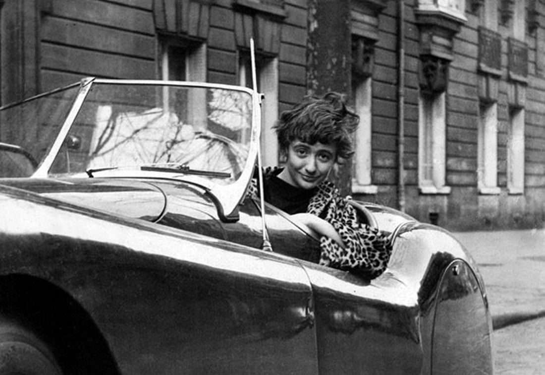 Françoise Sagan dans sa voiture de sport