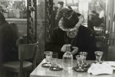 Veille de Noël, Ile Saint-Louis, Paris, 1950 par Louis Stettner